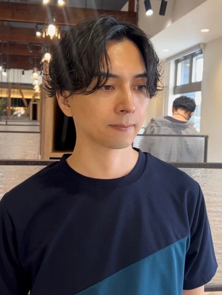 025年最新版|メンズ〈センターパート×パーマ〉特集 緩めウェーブの波巻きパーマでナチュラルに