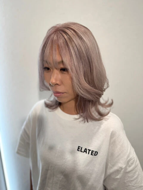 ブリーチカラーで叶えるピンクグレージュ×ミディアムレイヤー