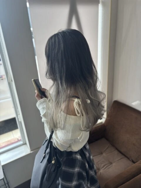 グラデーションカラーで魅せるシルバーカラー!ダブルカラーで叶える透明感ヘア