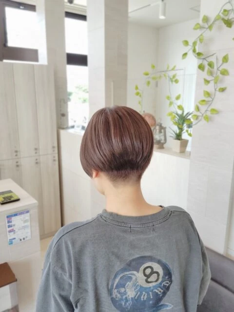 メンズライクショートが映える！大人女性の前下がりハンサムスタイル