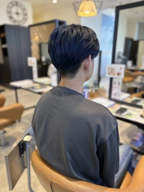 派手すぎないネイビーカラー◎深みブルーでおしゃれヘアに