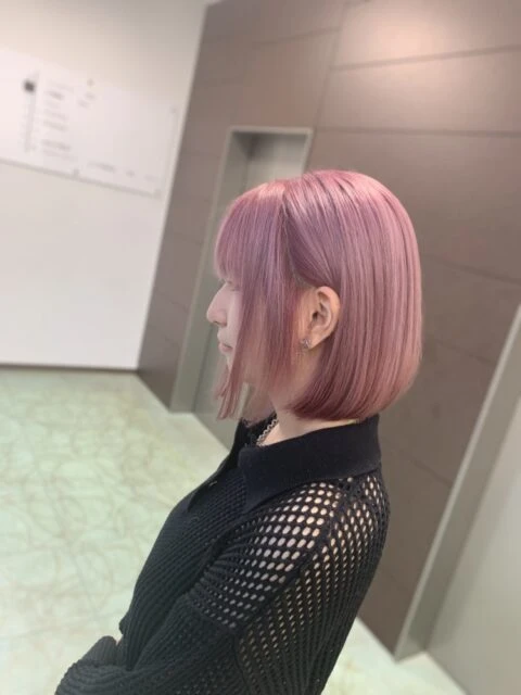 ペールピンクからホワイトブロンドへ◎丸みボブで楽しむ透明感カラー