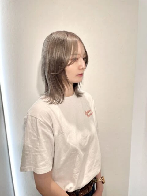 くびれボブとグレージュヘアで魅せる！ハイトーンカラーの透明感
