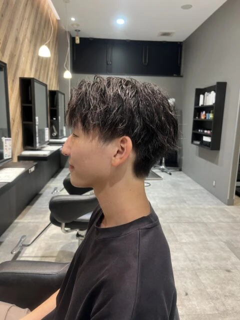 前回のパーマを活かしてカットで扱いやすいヘアに変身