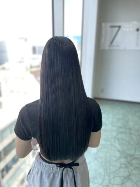 暗髪でも魅せる◎艶たっぷりのブラックカラースタイル