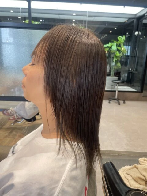 縮毛矯正とアッシュ系カラーで透明感ある艶髪へ