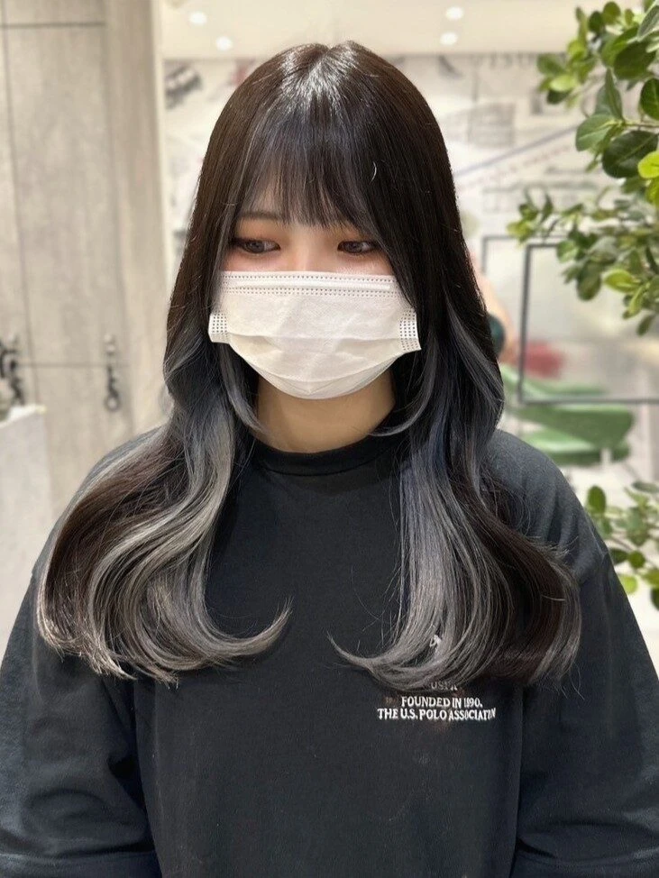 【2025最新】フェイスフレーミング完全ガイド|似合う人・人気カラー・長さ別スタイル・メンズまで徹底解説 アッシュグレー× レイヤーロング