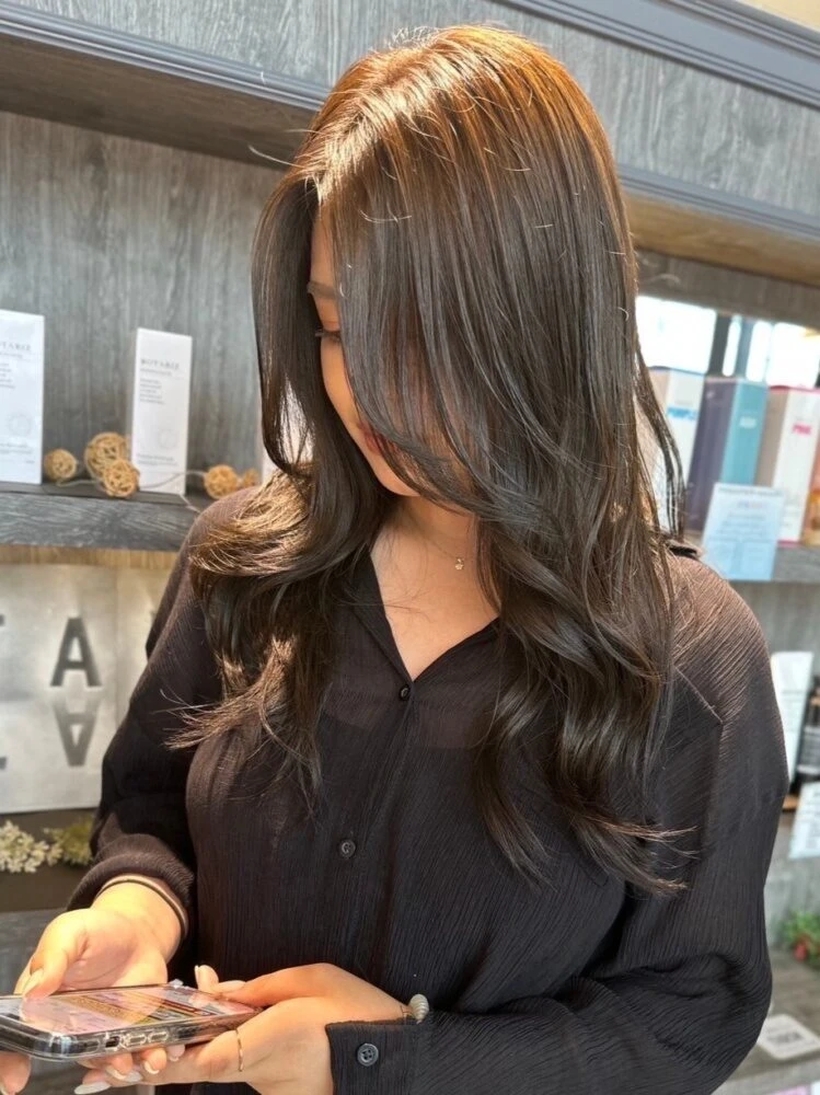 【2025年最旬秋カラー】芸能人も注目のブラウンカラーが本命！バリエーションを徹底解説｜ オリーブブラウン