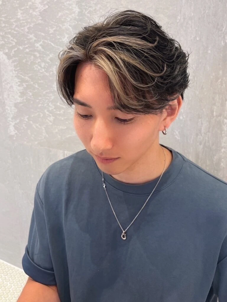 【2025最新】フェイスフレーミング完全ガイド|似合う人・人気カラー・長さ別スタイル・メンズまで徹底解説 メンズミルクティーベージュ