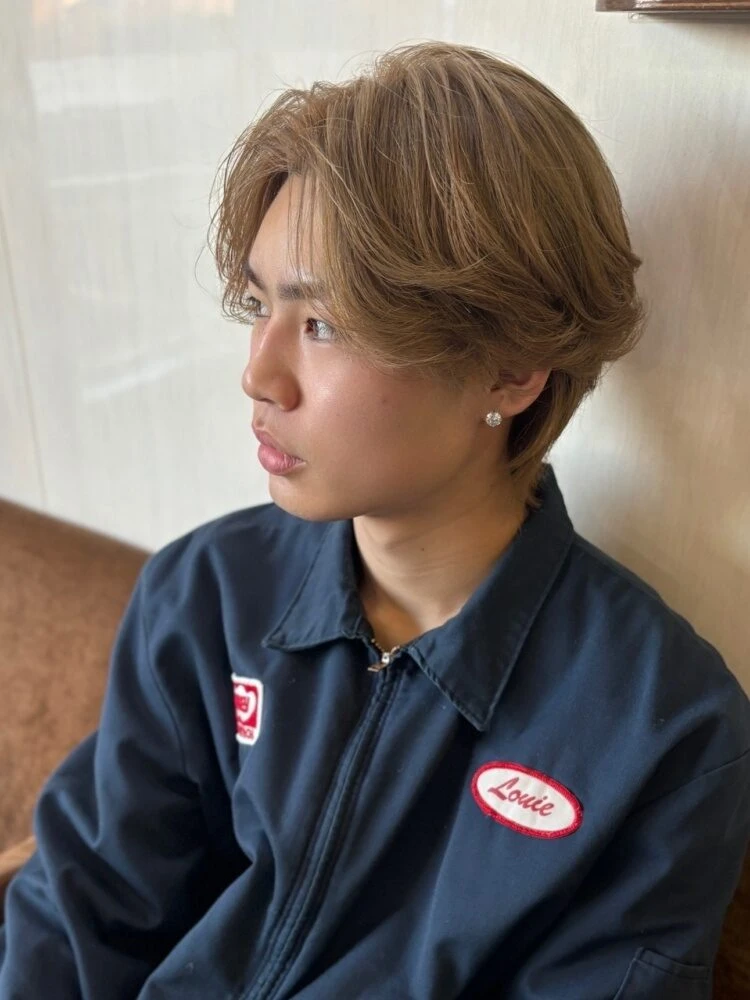 2025年最新版|メンズ「センターパート×フェザーパーマ」×ミルクティーベージュ