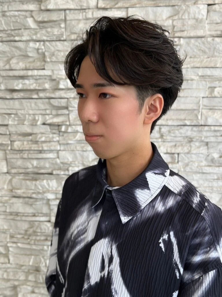 2025年最新版|メンズ〈センターパート×パーマ〉特集 人気のフェザーショート