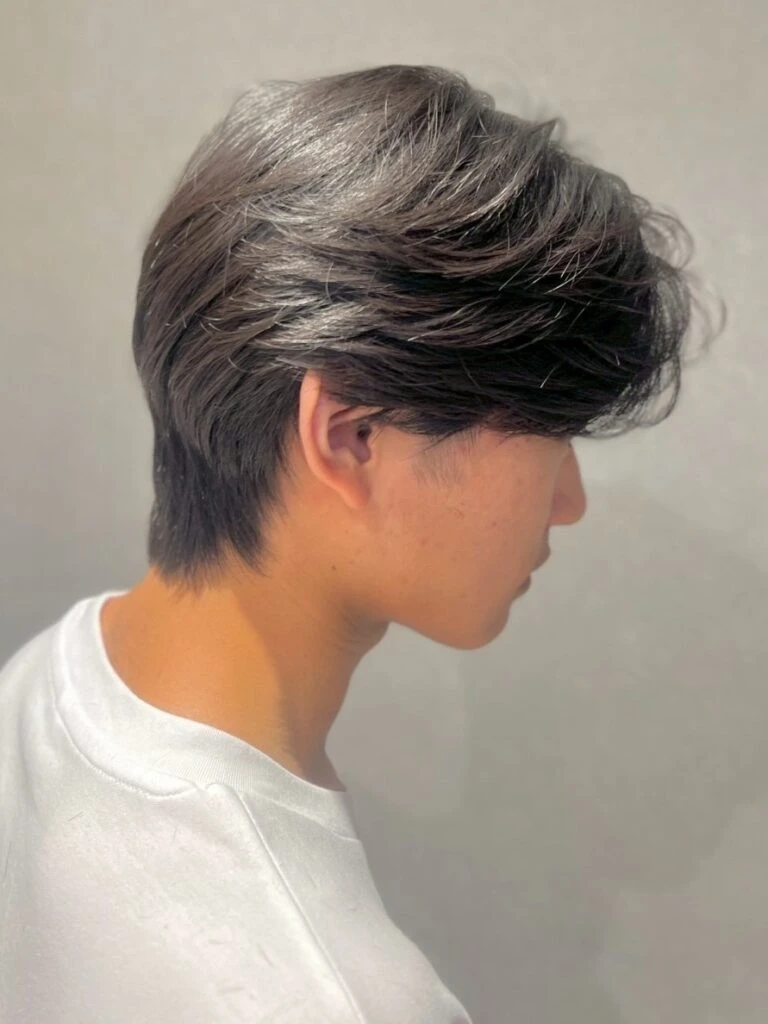 2025年最新版|メンズ〈センターパート×パーマ〉特集 人気のフェザーショートウルフ|アッシュグレイ版|メンズ〈センターパート×パーマ〉特集 人気のフェザーショートウルフ|アッシュグレー