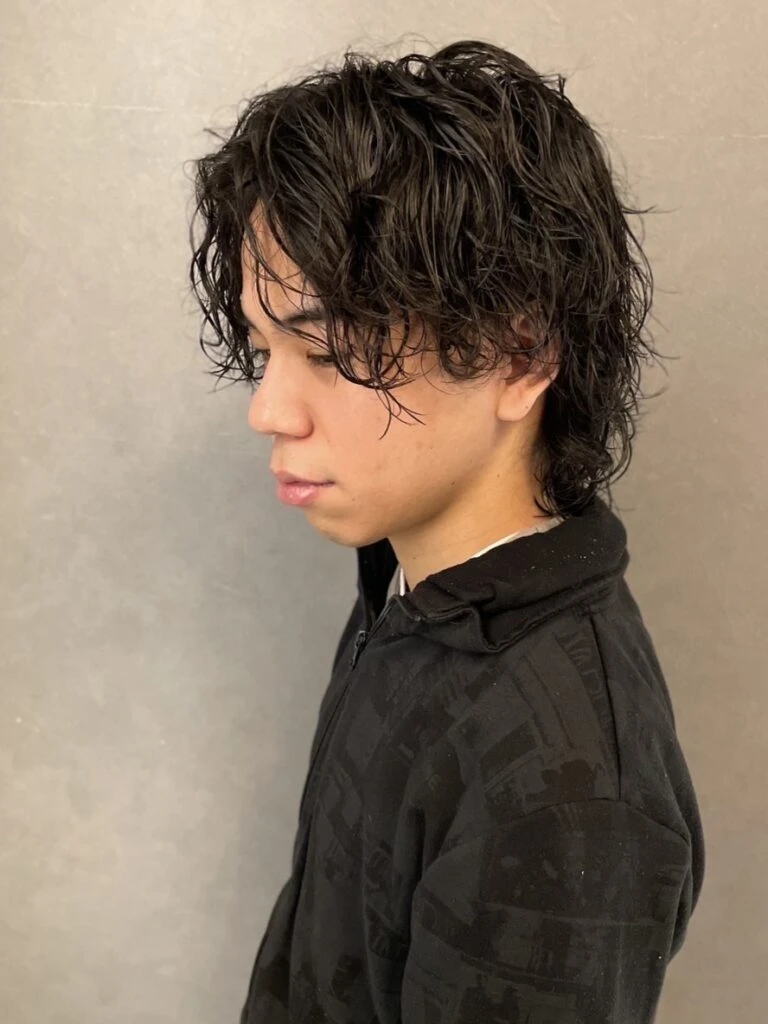 2025年最新版|メンズ〈センターパート×パーマ〉特集 ラフ感たっぷり波巻き・縦巻きパーマ