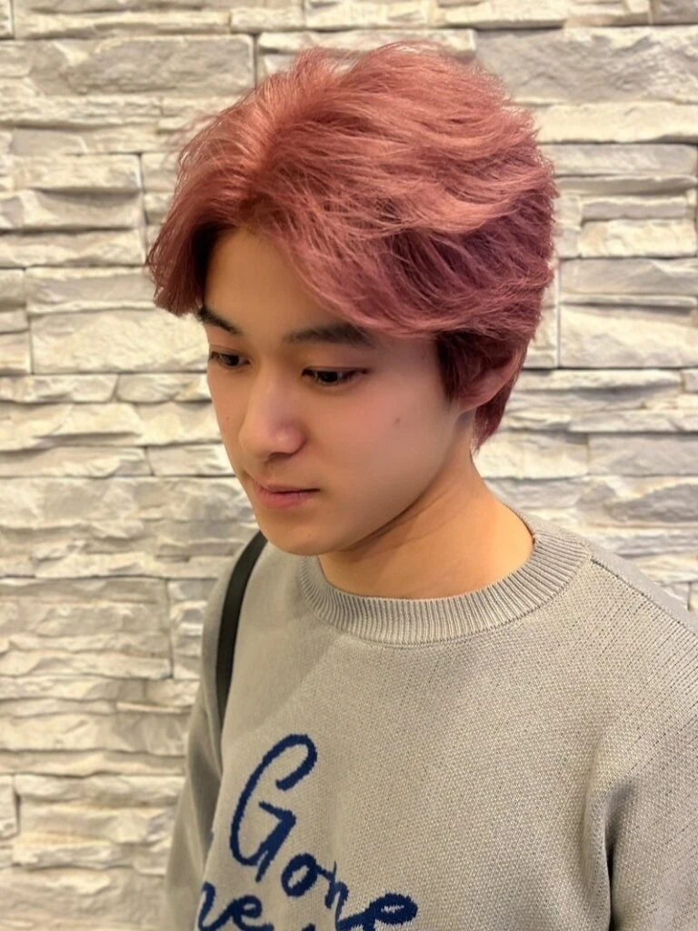 2025年最新版|メンズ「センターパート×フェザーパーマ」×ピンクベージュ