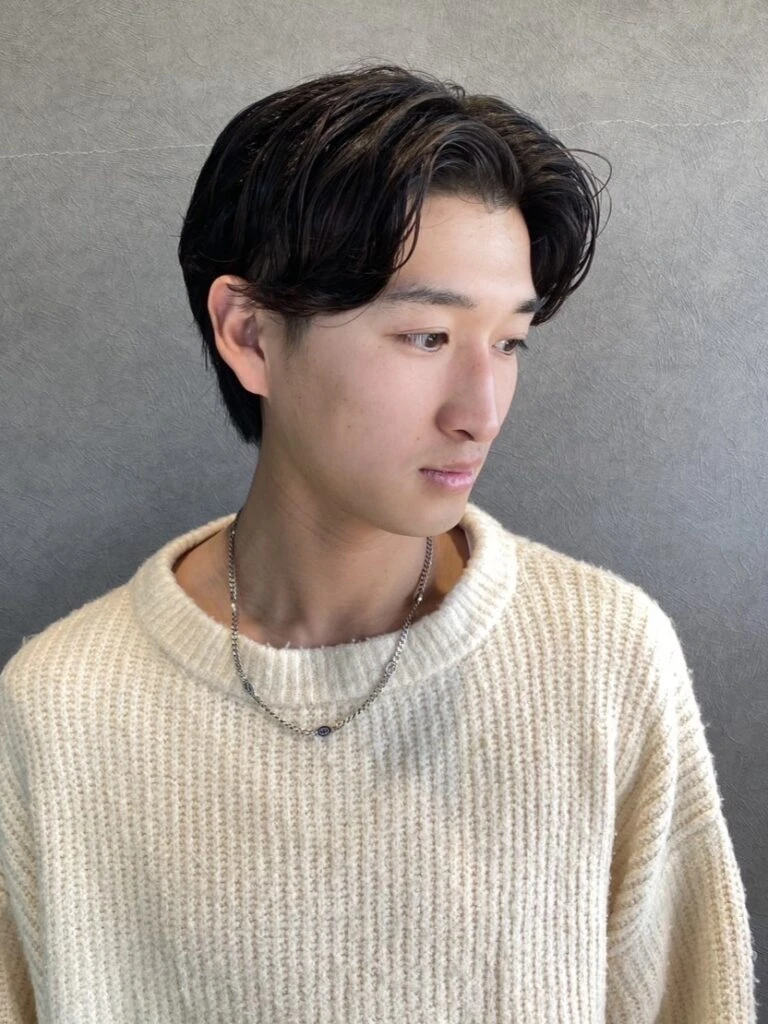 2025年最新版|メンズ〈センターパート×パーマ〉特集 人気のフェザーショートウルフ|アッシュグレイ版|メンズ〈センターパート×パーマ〉特集 ニュアンスパーマで韓国府に