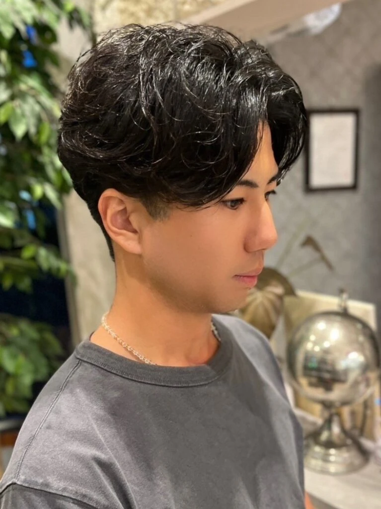 大人気！フェザーショート完全ガイド｜短め・長め・センターパート…魅力を徹底解説 センターパート×フェザーパーマ