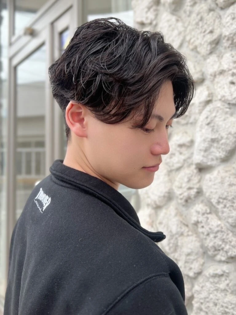 2025年最新版|メンズ「センターパート×シャドウパーマ」