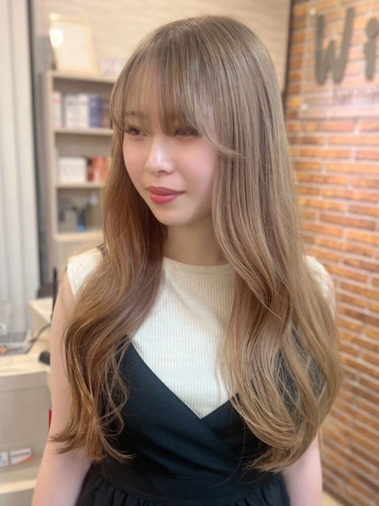 【2025年夏ヘアカラー】透明感×柔らかさが鍵！最新トレンド完全ガイド ミルクティーベージュ