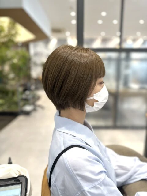 ショートボブ×オリーブカラーで軽やか◎透明感と抜け感スタイル