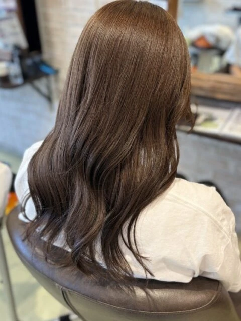 オリーブアッシュで叶える透明感カラー!赤みを抑えて柔らかヘアに