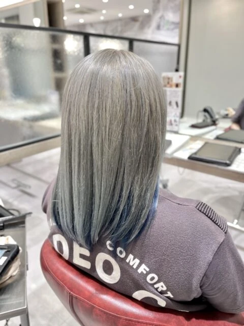 インナーブルー×グレーカラーで透明感！白髪が気にならない旬ヘア