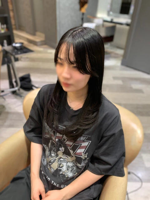 艶髪ストレート×レイヤーカットでまとまりと動きを両立◎