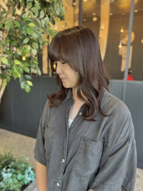 赤みを消すカーキベージュカラー◎コテゆる巻きでふんわりメリハリスタイル