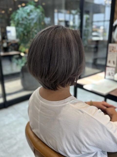 ショートボブ×透明感グレージュ