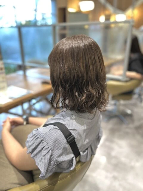 オリーブベージュで叶えるボブパーマ◎コテ巻き風の柔らか質感