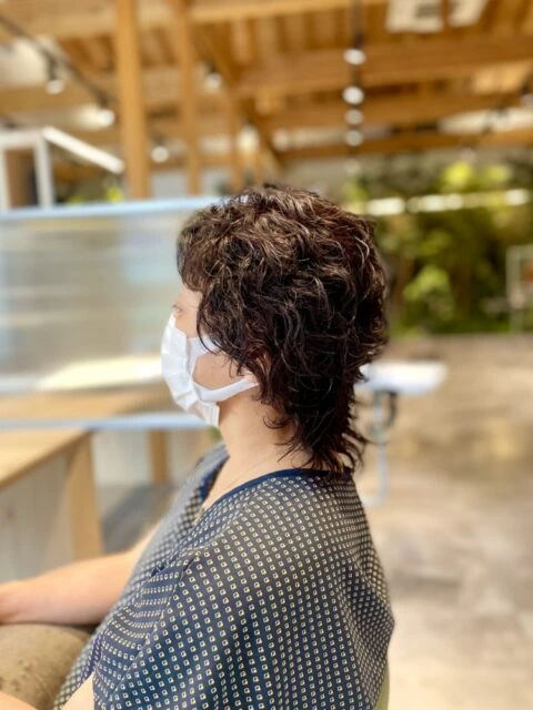 ウルフパーマで動きとボリュームをプラス◎直毛でも簡単おしゃれ！