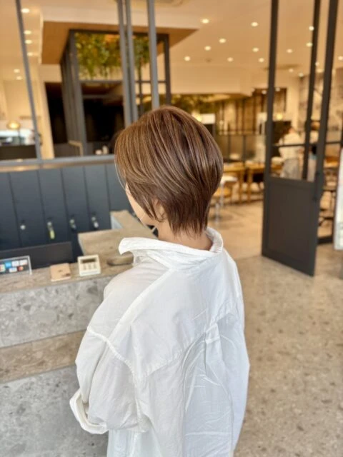 ショートヘア×メッシュカラーで絶壁解消!ふんわりアッシュベージュ