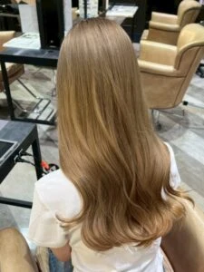 2025–2026年冬｜最新ヘアカラー10選！透明感と深みが引き立つ人気ヘアカラー特集　ミルキーベージュ