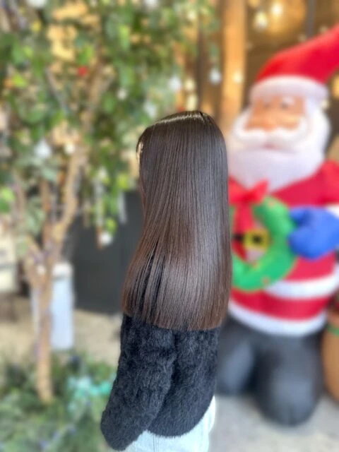 パツっとストレートヘアで湿気対策◎ダメージを抑えた大人ストレート