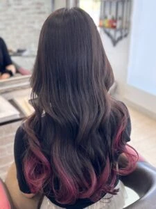 【2025年冬】ロングレイヤー特集｜ストレート・巻き髪・ウルフ・前髪なし/ありまで 似合う万能スタイル解説　エンドカラー チェリーブラウン