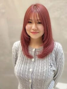 2025–2026年冬｜最新ヘアカラー10選！透明感と深みが引き立つ人気ヘアカラー特集　ローズブラウン