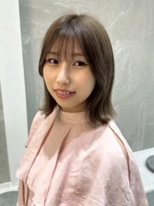 2025–2026年冬｜最新ヘアカラー10選！透明感と深みが引き立つ人気ヘアカラー特集　オリーブベージュ