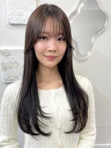 【2025年冬】ロングレイヤー特集｜ストレート・巻き髪・ウルフ・前髪なし/ありまで 似合う万能スタイル解説　ロングレイヤー×ストレート