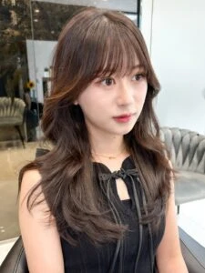 【2025年冬】ロングレイヤー特集｜ストレート・巻き髪・ウルフ・前髪なし/ありまで 似合う万能スタイル解説　巻き髪