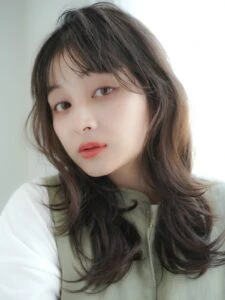 【2025年冬】ロングレイヤー特集｜ストレート・巻き髪・ウルフ・前髪なし/ありまで 似合う万能スタイル解説　ロングレイヤー×パーマ