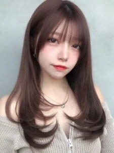 【2025年冬】ロングレイヤー特集｜ストレート・巻き髪・ウルフ・前髪なし/ありまで 似合う万能スタイル解説　前髪あり