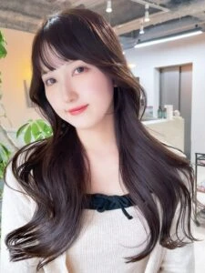 【2025年冬】ロングレイヤー特集｜ストレート・巻き髪・ウルフ・前髪なし/ありまで 似合う万能スタイル解説