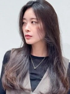 【2025年冬】ロングレイヤー特集｜ストレート・巻き髪・ウルフ・前髪なし/ありまで 似合う万能スタイル解説　前髪なし