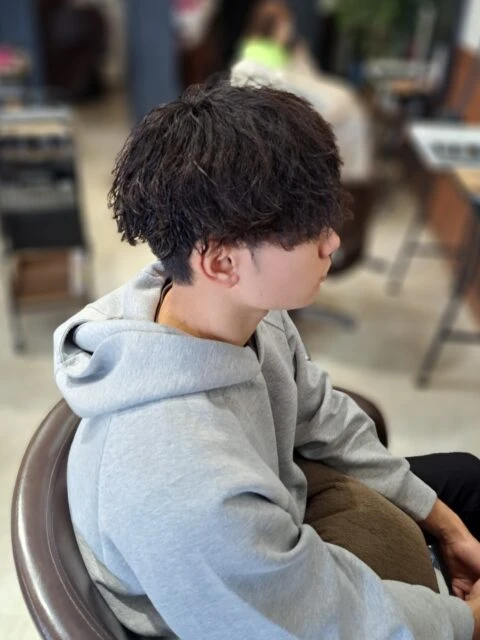 刈り上げマッシュ ツイストスパイラルパーマで直毛に柔らかい動きをつけるメンズスタイル