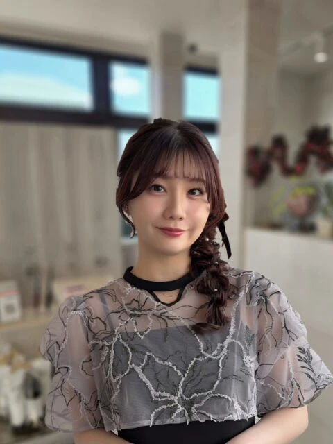 結婚式に映えるヘアセット 編み下ろしで作るロングの華やかアレンジ