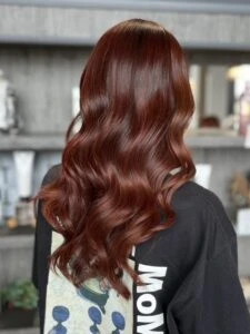 2025–2026年冬｜最新ヘアカラー10選！透明感と深みが引き立つ人気ヘアカラー特集　バーガンディー