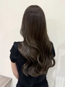 2025–2026年冬｜最新ヘアカラー10選！透明感と深みが引き立つ人気ヘアカラー特集　チャコールブラック