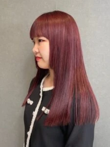 2025–2026年冬｜最新ヘアカラー10選！透明感と深みが引き立つ人気ヘアカラー特集　チェリーレッド
