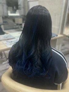 2025–2026年冬｜最新ヘアカラー10選！透明感と深みが引き立つ人気ヘアカラー特集　ブルーブラック
