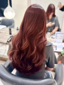 2025–2026年冬｜最新ヘアカラー10選！透明感と深みが引き立つ人気ヘアカラー特集　ローズブラウン