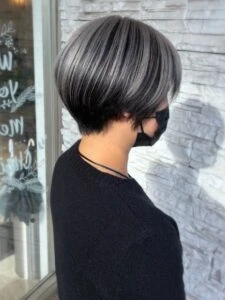 2025–2026年冬｜最新ヘアカラー10選！透明感と深みが引き立つ人気ヘアカラー特集　アッシュグレー